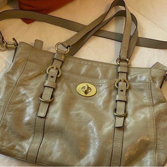 GUC Coach Chelsea Vintage Turnlock Tote - Picture 2 of 13
